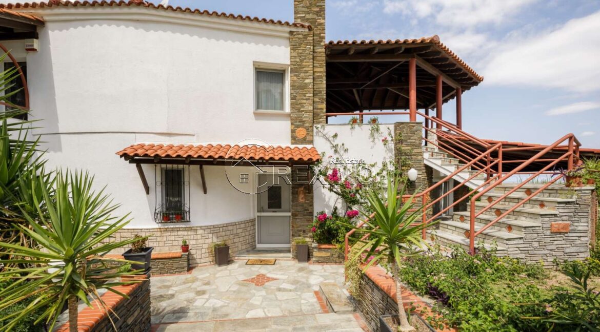 Villa on the seafront in Halkidiki (10)