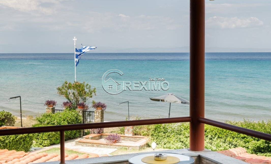Villa on the seafront in Halkidiki (11)