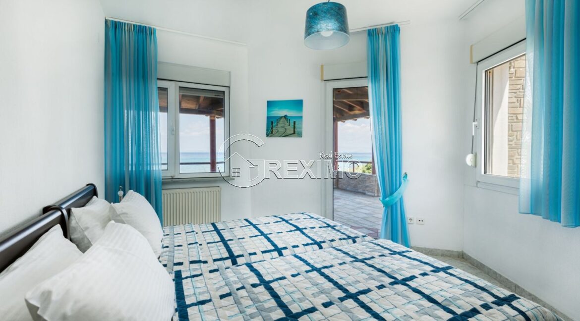 Villa on the seafront in Halkidiki (17)