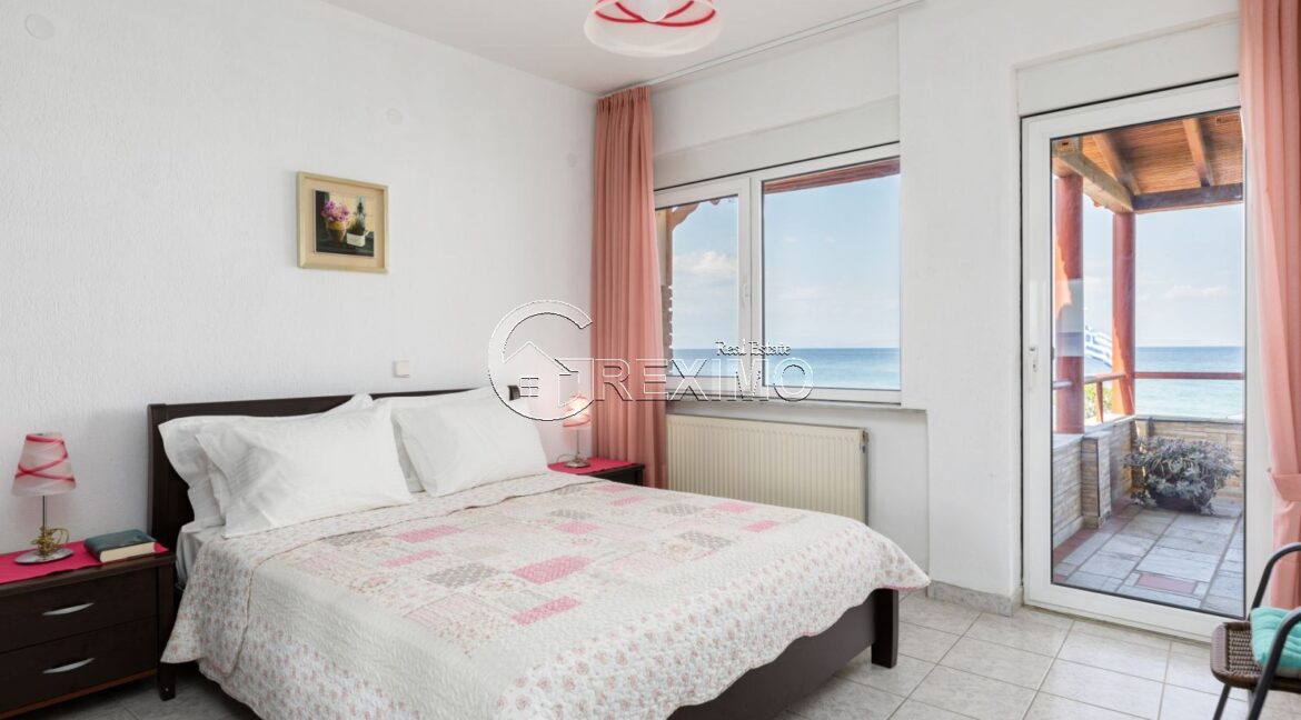 Villa on the seafront in Halkidiki (23)